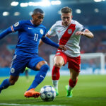 découvrez le duel passionnant entre mbappé et haaland, deux prodiges du football, qui s'affrontent dans une course effrénée pour devenir le meilleur buteur.