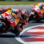 découvrez comment pedro acosta impressionne en motogp en lançant un tacle audacieux à son futur coéquipier marc marquez, le tout sans la moindre pression.