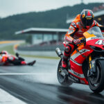 marc márquez s’impose au motogp du japon, tandis que johann zarco clôt un week-end difficile par une quatrième chute.
